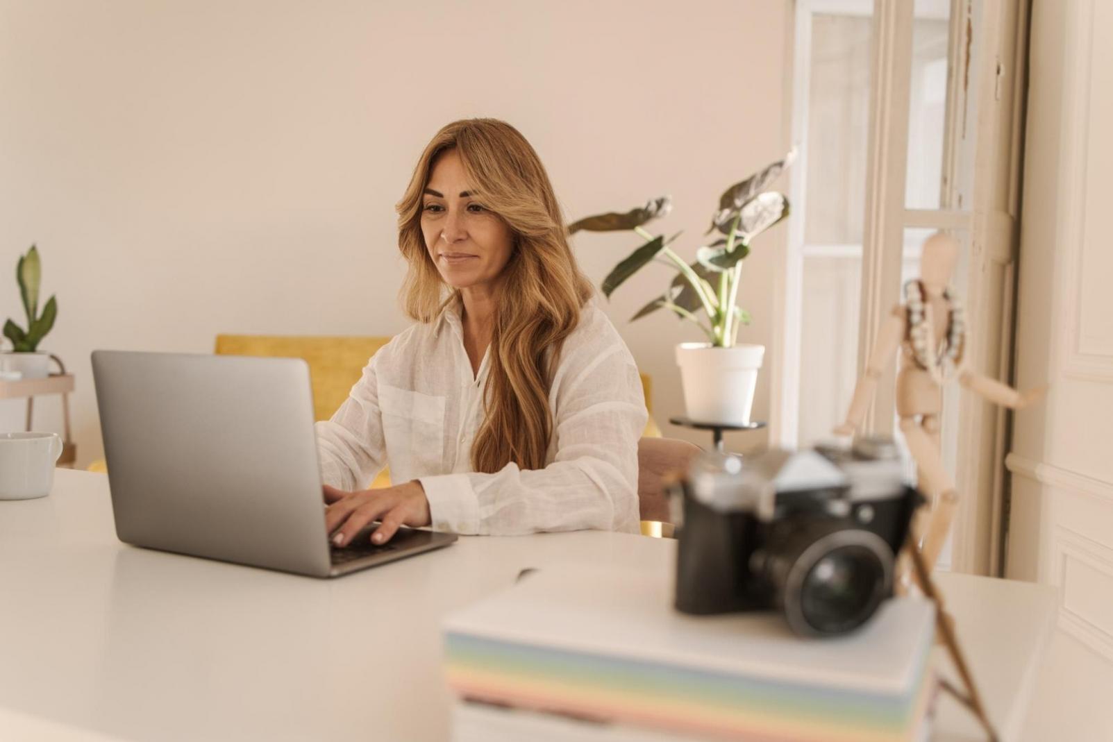 Espace de travail avec ordinateur et documents de formation SEO