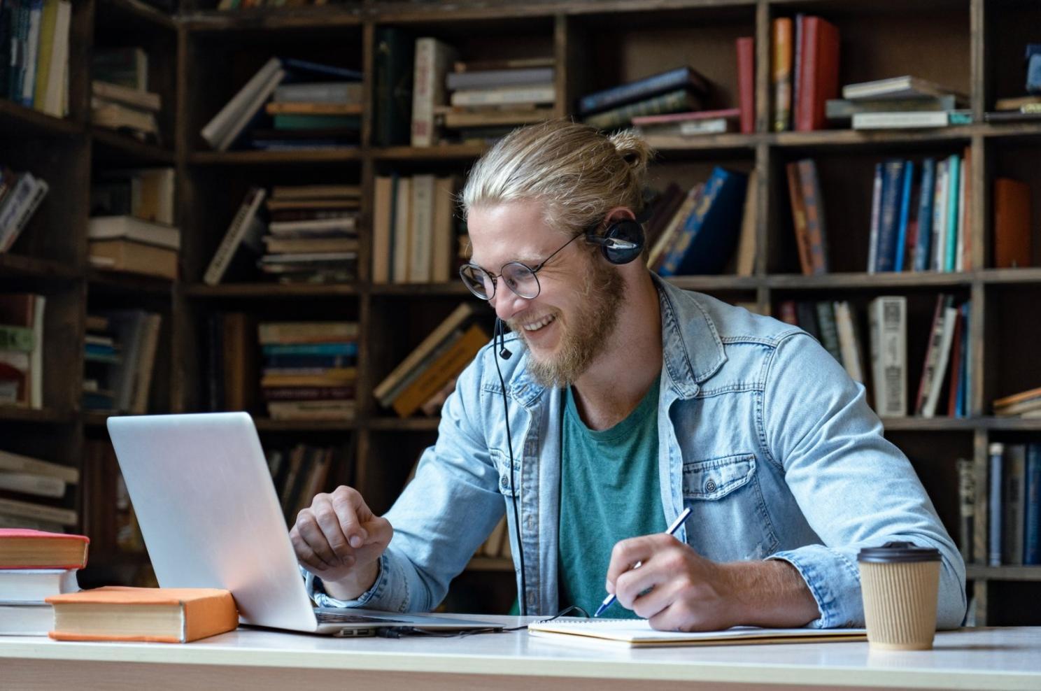 Professionnel travaillant sur la rédaction de contenu SEO